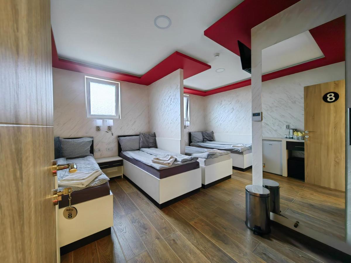 Hotel Oldbrick Pub Sombor Esterno foto