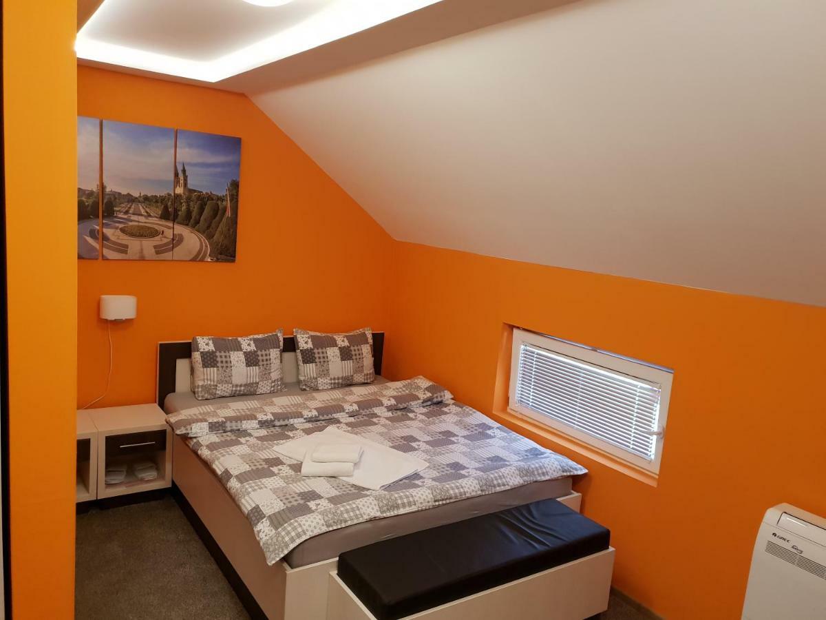 Hotel Oldbrick Pub Sombor Esterno foto