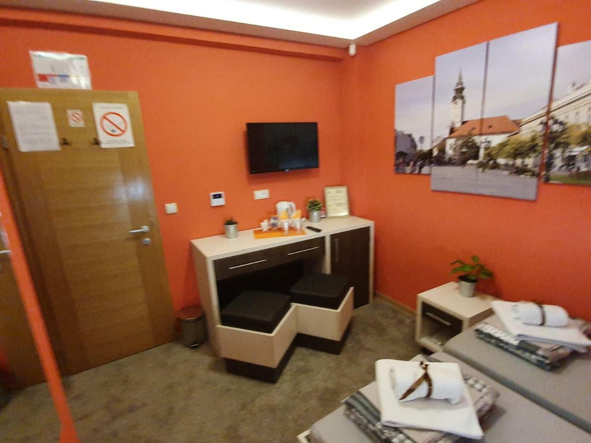 Hotel Oldbrick Pub Sombor Esterno foto