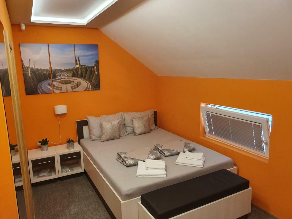 Hotel Oldbrick Pub Sombor Esterno foto