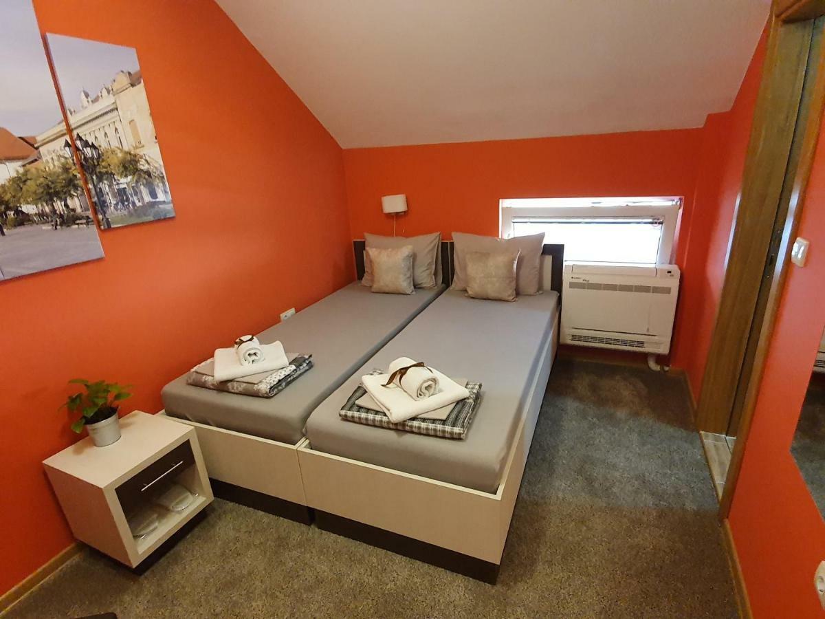 Hotel Oldbrick Pub Sombor Esterno foto