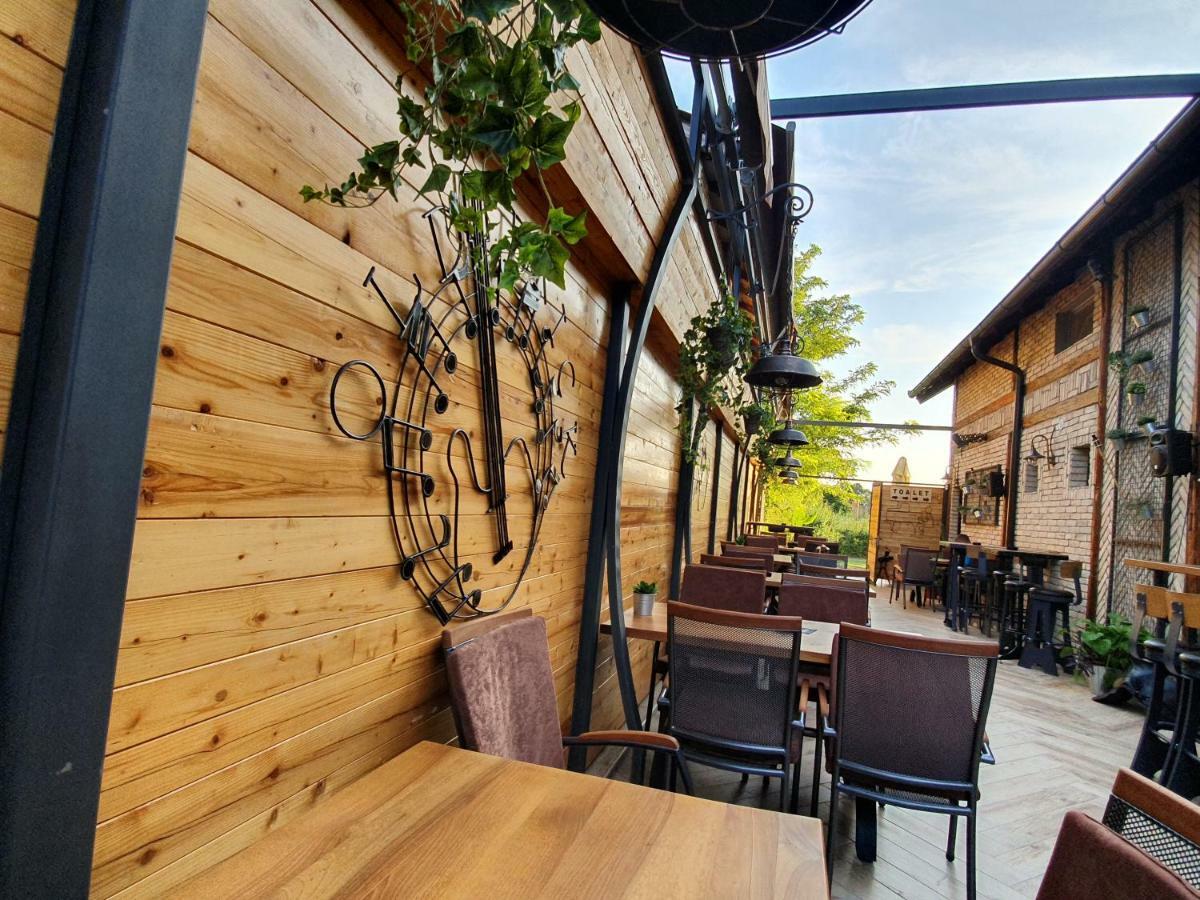Hotel Oldbrick Pub Sombor Esterno foto