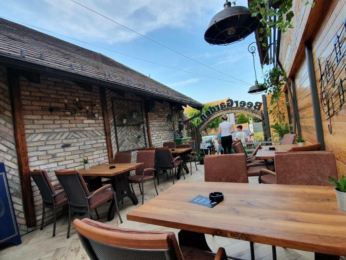 Hotel Oldbrick Pub Sombor Esterno foto