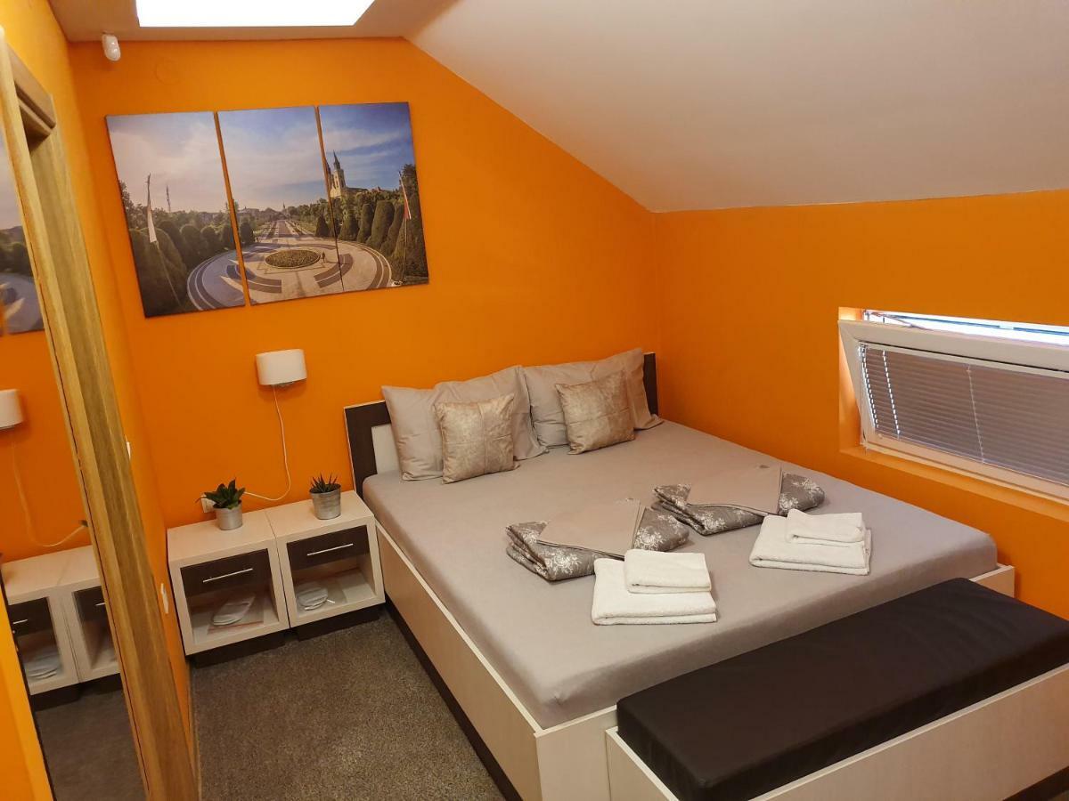 Hotel Oldbrick Pub Sombor Esterno foto