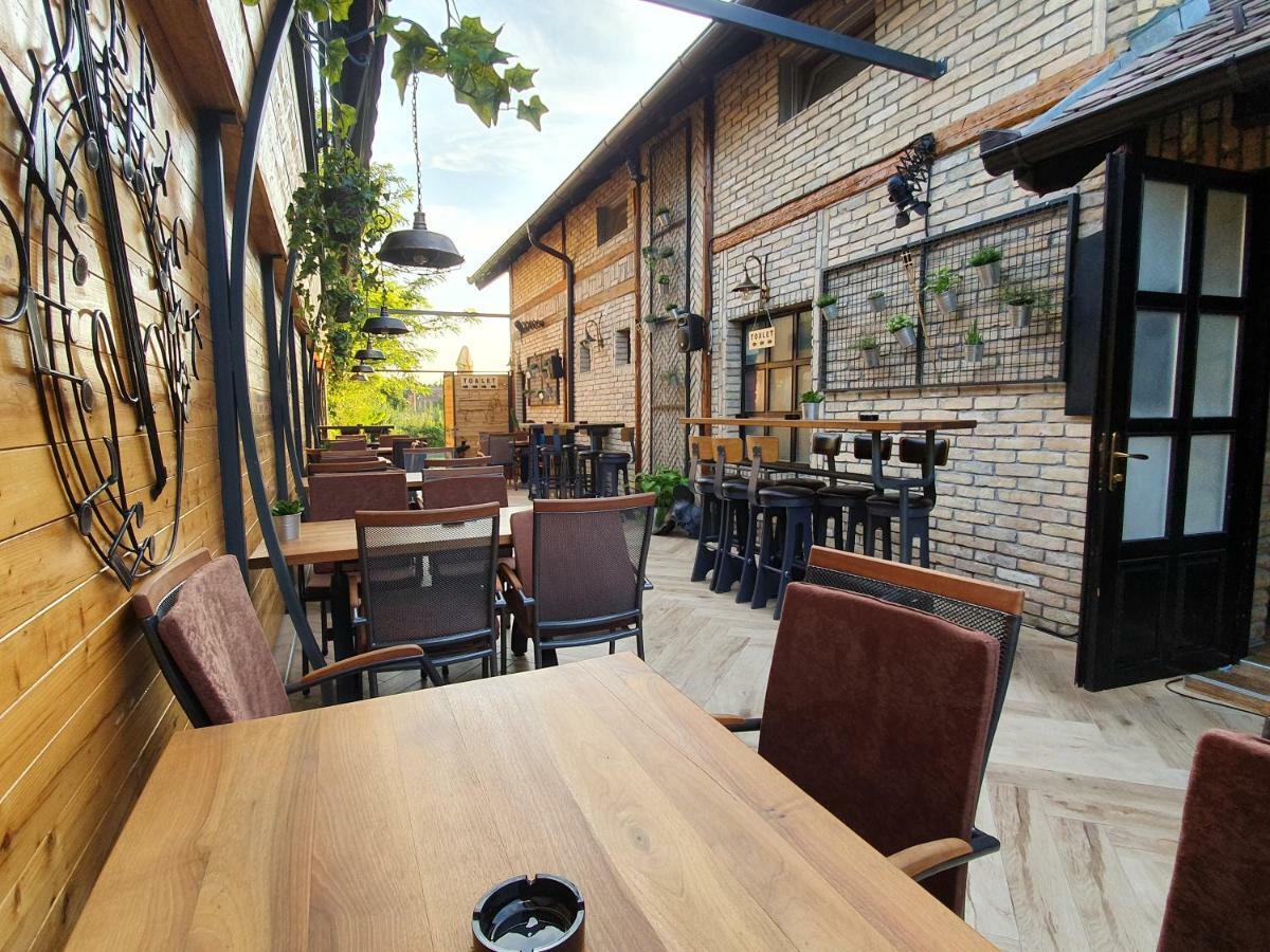 Hotel Oldbrick Pub Sombor Esterno foto