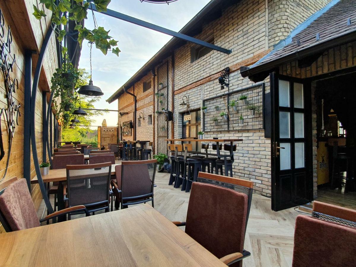 Hotel Oldbrick Pub Sombor Esterno foto