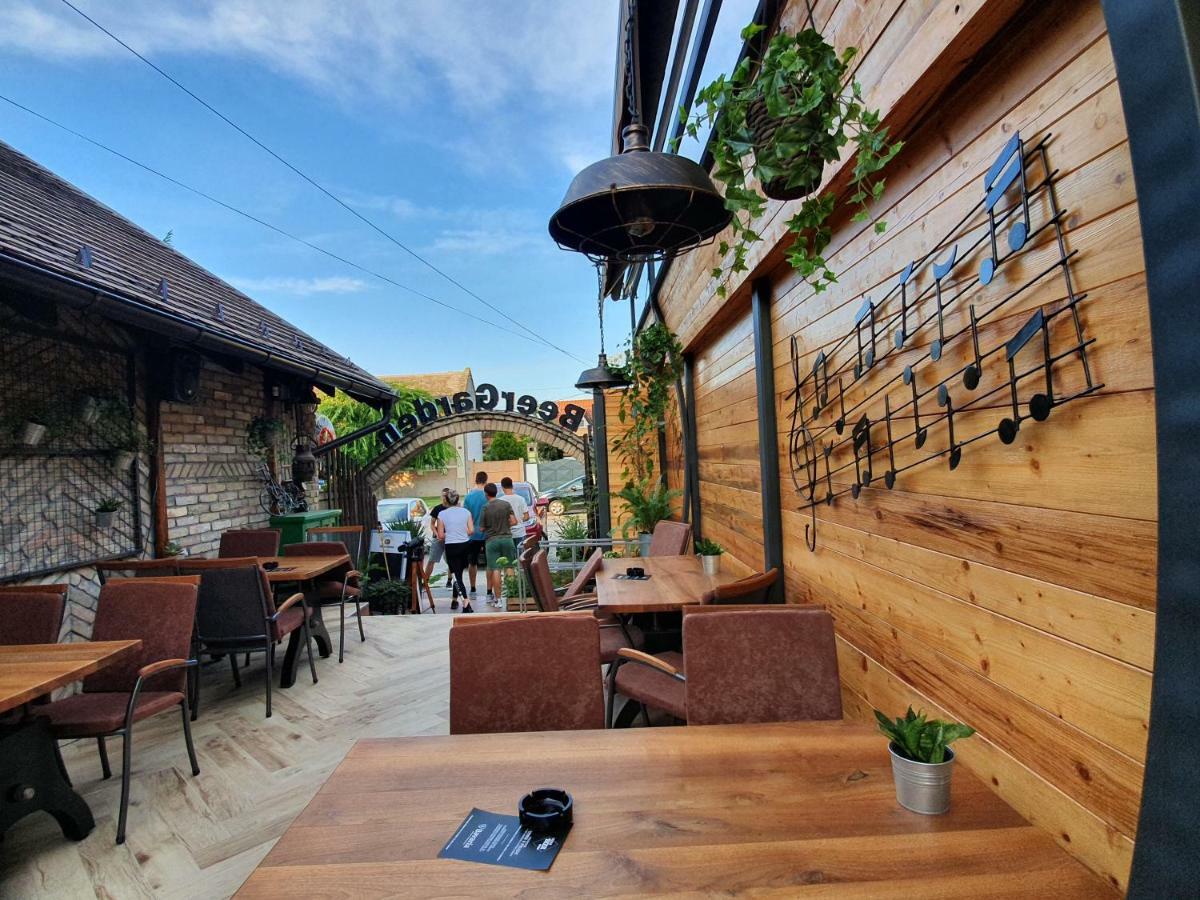 Hotel Oldbrick Pub Sombor Esterno foto