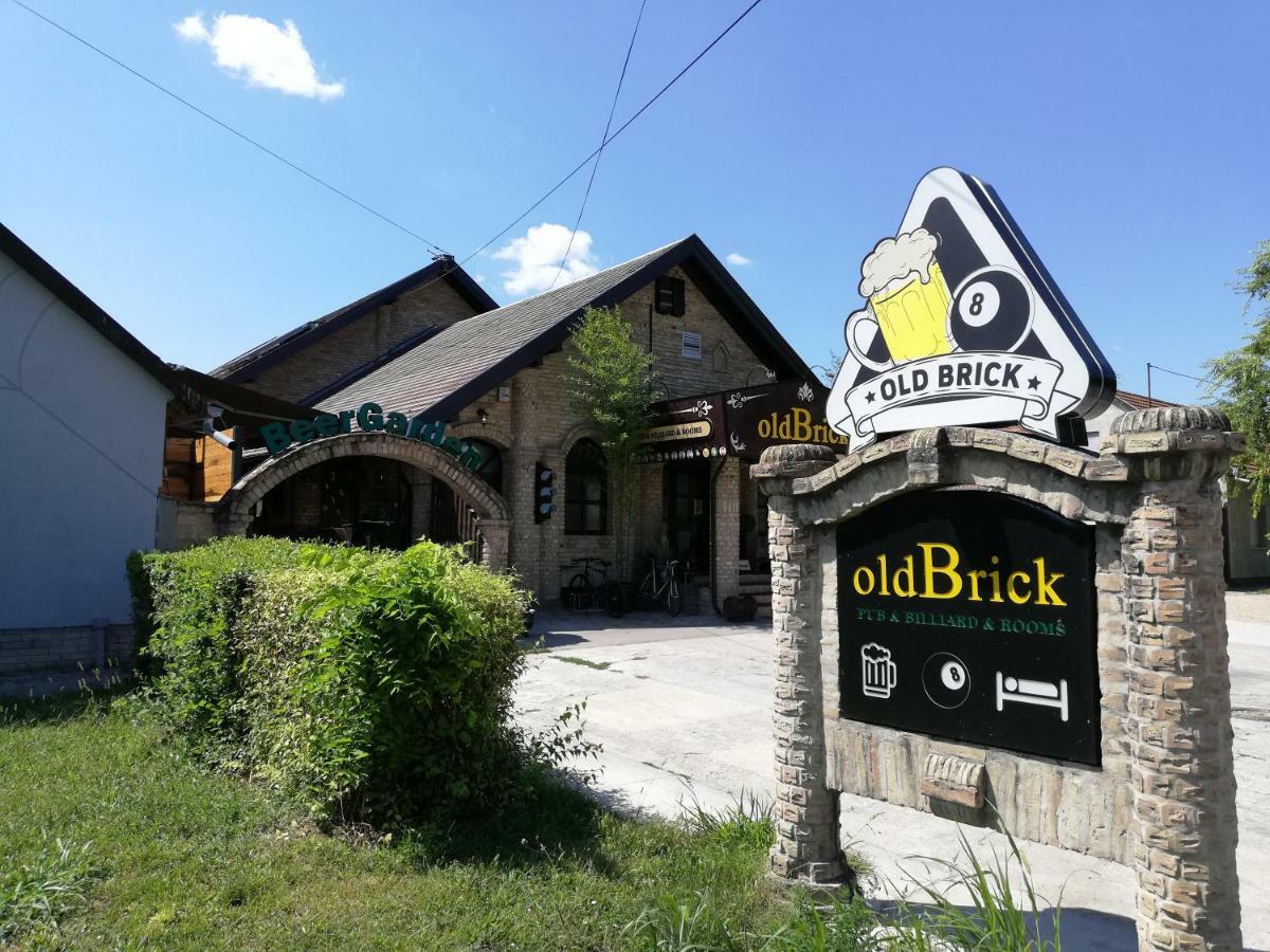 Hotel Oldbrick Pub Sombor Esterno foto